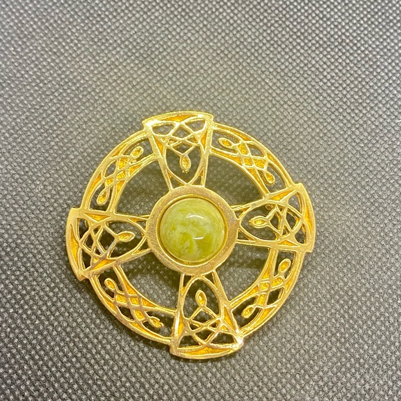 🔴 Gold Tone with Green Center Stone Brooch - Picture 3 of 5
